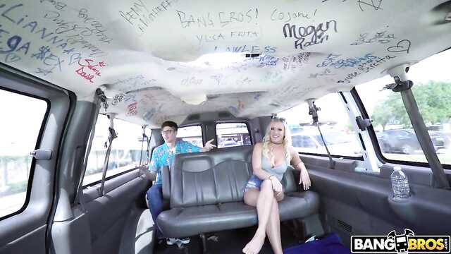 Белобрысая потаскушка: она трогает всех!