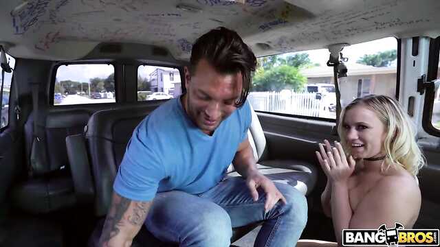 Белобрысая потаскушка: она трогает всех!