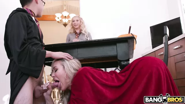 Милфа дерлік ұрып жігіт асырап алған қызы, подставив оған пизду групповухе