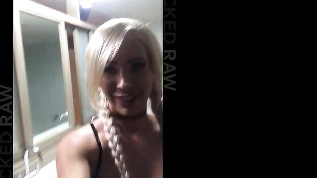 Негр отримує відсмоктування від сисястой повії і дере її в пизду як хоче