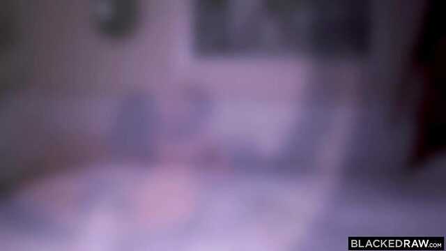 Брюнетка: Несколько оргазмов от ебли с гигантским хуем