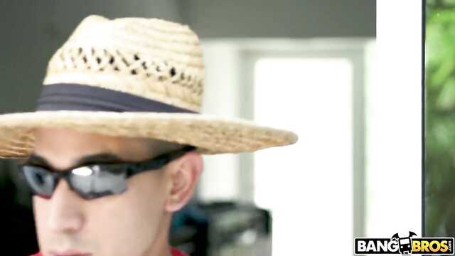 Сучка соблазнила бағбан тверком және потрахалась онымен жанында бассейн