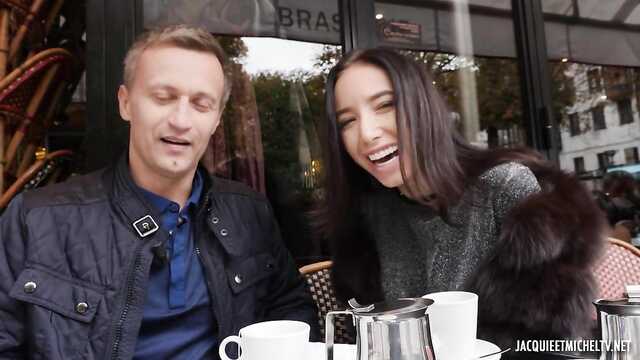 Brunetka nabrała się na odbiór w kawiarni i została zerżnięta w dupku w mieszkaniu