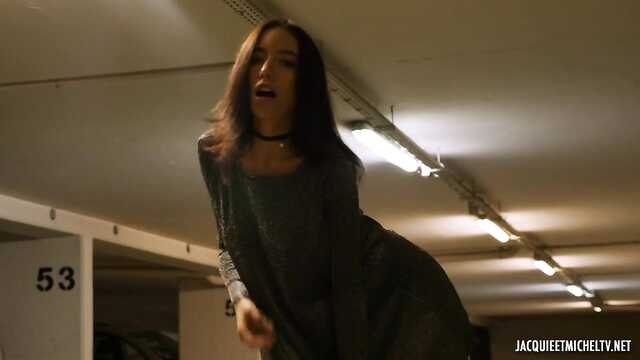 Brunetka nabrała się na odbiór w kawiarni i została zerżnięta w dupku w mieszkaniu