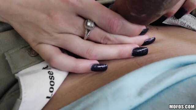 Пацан оттрахал тёлку сразу после встречи с родителями.