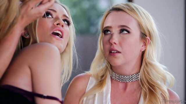 Три блондинки испытывают сексуальное влечение.