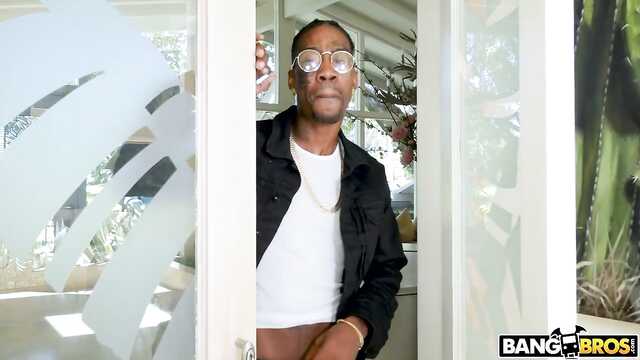 Murzyn sadzi dziewczynie kutasa w ptaszka po same jaja