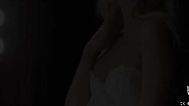 Chica enmascarada y vestido de bailarina se folla a un chica