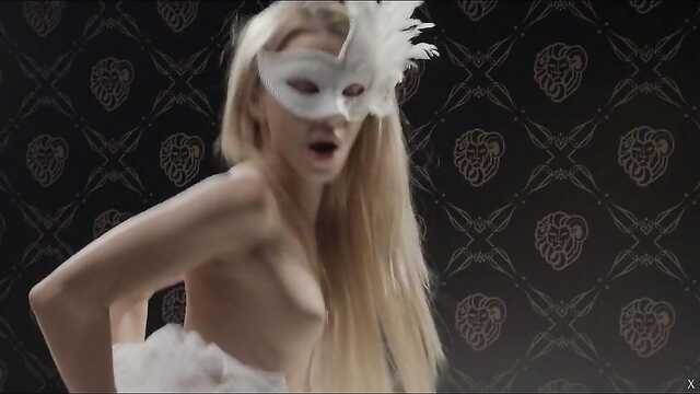 Chica enmascarada y vestido de bailarina se folla a un chica