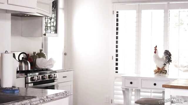 Wytatuowany dziewczyna ostro pieprzy się z mięśniakiem