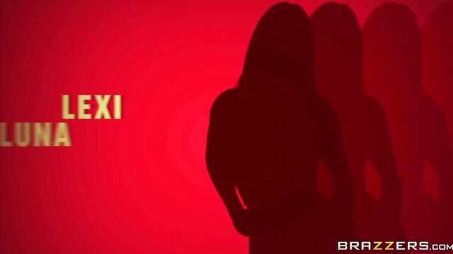 Duża dupa brunetka pieprzy się z facetem w pobliżu samochodu