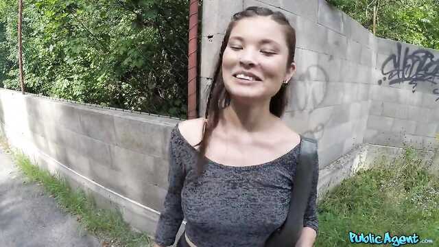 Thai Schlampe wird in einer Gasse mit einem pick-up-Truck gefickt