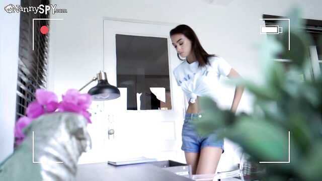 Худышка стонет от большого члена, делая минет.