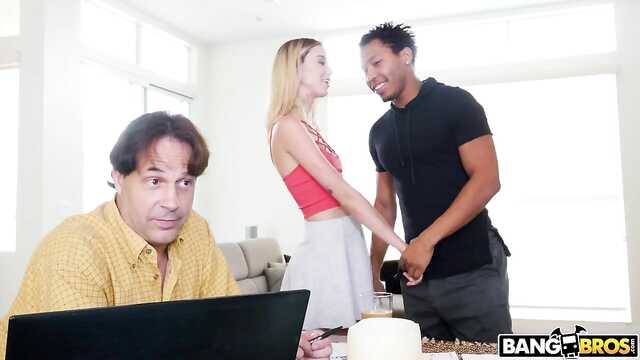 Блонда скаче на елдаке негра за спиною у чоловіка