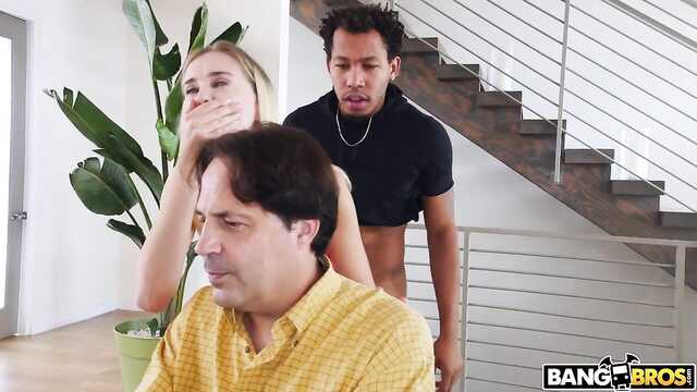 Блонда скаче на елдаке негра за спиною у чоловіка