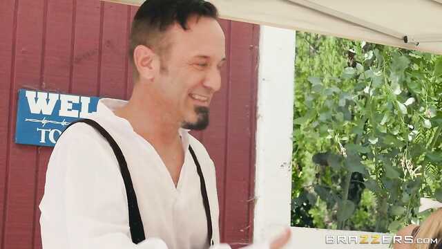 Официантка: Служение Кискому Мужику в Баре.