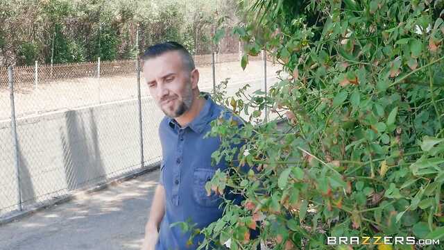 Mamuśki z silikonowymi cyckami lubi się pieprzyć