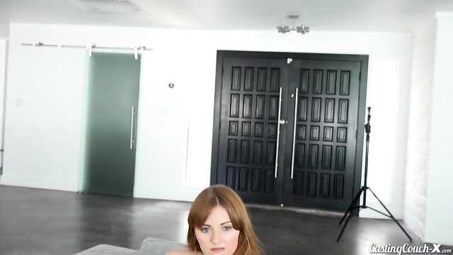 Chuda brunetka na castingu zostaje zerżnięta w cipkę i dostaje wytrysk Na twarz