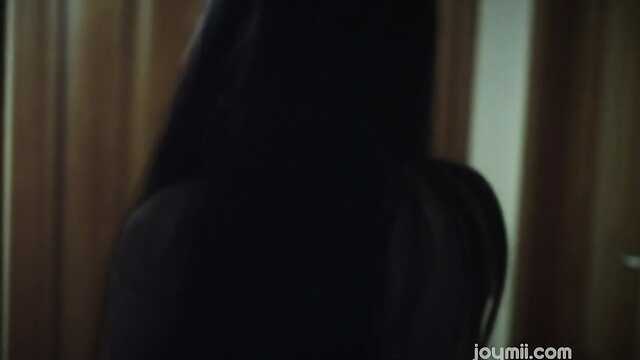 Facet ostro pieprzył brunetkę z małymi cyckami i spuścił się w jej usta