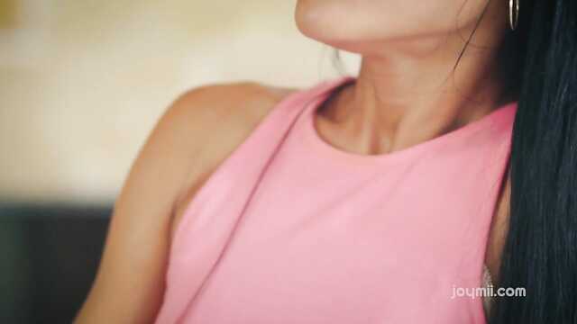 Facet ostro pieprzył brunetkę z małymi cyckami i spuścił się w jej usta