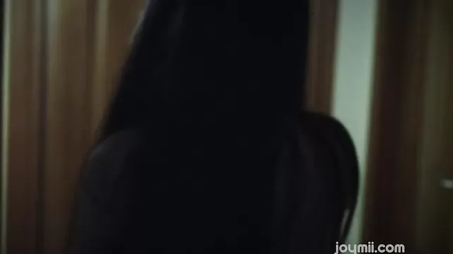 Ер адам қатты отымел брюнетку кішкентай сиськи және кончил оның аузына