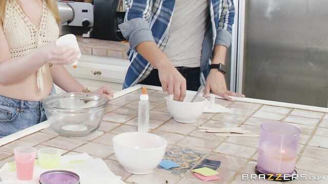 Il a offert à la brune au lieu du petit-déjeuner une bite et l'a bien défoncée dans le vagin