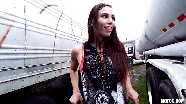 Бала пикапит жаңа танысу және трахает оны көшеде