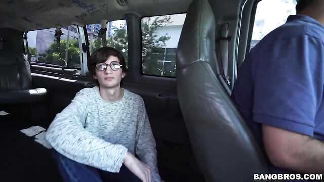 Apetyczna Brunetka Na chwałę pieprzyła się w samochodzie i dostała Wytrysk Na twarz