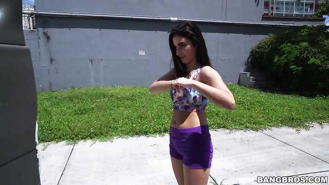 Apetyczna Brunetka Na chwałę pieprzyła się w samochodzie i dostała Wytrysk Na twarz