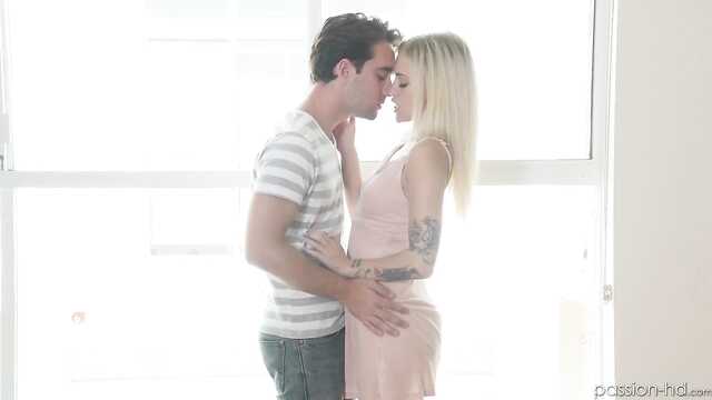 Блондинка: раскрепощение нового хахаля розовой киской.