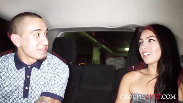 Brunetka pieprzy się w samochodzie z latynosem i degustuje jego spermę