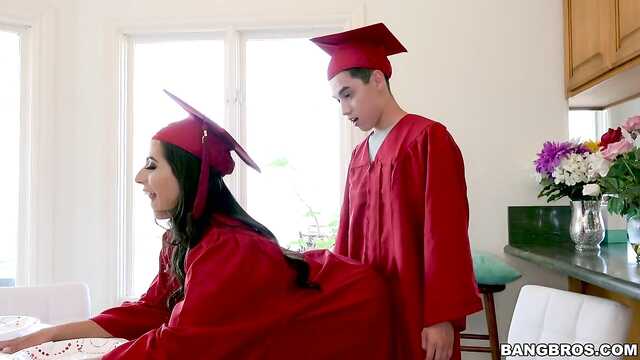 Po obronie dyplomów studentka skoczyła na kutasa do kolegi z klasy i uprawiała seks