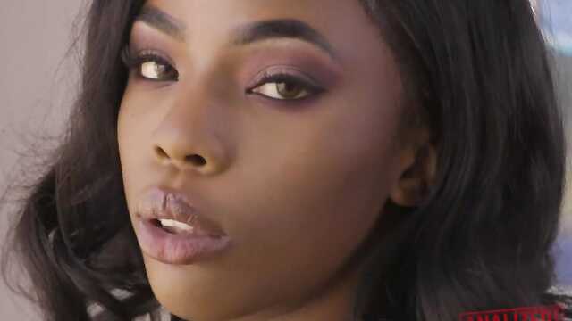 Негритянка и белый хер: энергичное траханье.