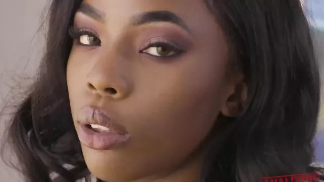 Негритянка алады қатаң ақ шаштараз тығыз көзілдірік және жігерлі трахается