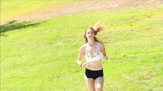 Блондинка представляет утром свои прелести