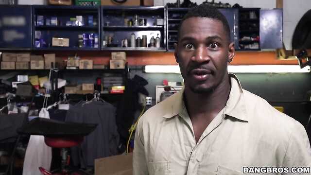 Brunetka pieprzy się z czarnym mechanikiem samochodowym, aby dał jej zniżkę