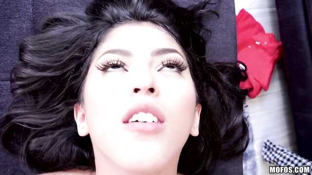 Брюнетка: Сюрприз - Член, Потрахалась от 1-го Лица.