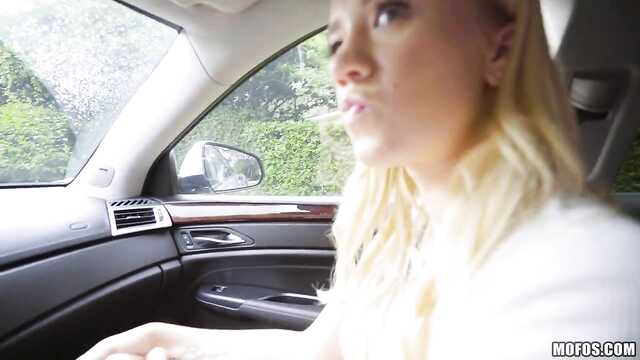 Блондинка берёт пробег с незнакомцем