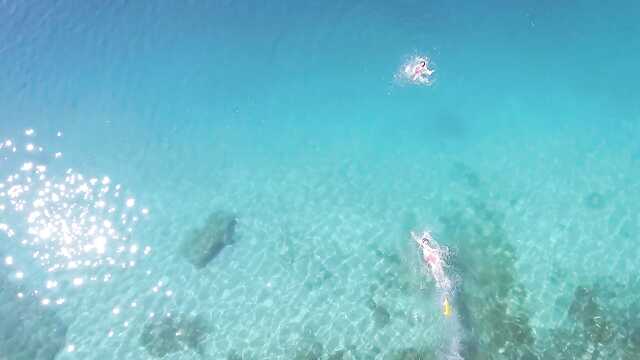 Facet piecze brunetkę przy plaży i karmi ją soczystym wytryskiem