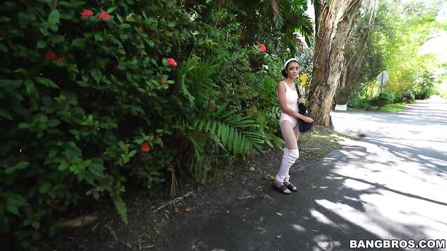 Девушка с большими сиськами: жаркое траханье в фургоне.