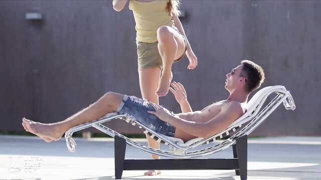 Блондинка в розовой киске: отдых и кремпай!