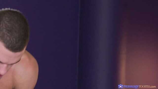 Masajista se folla a una rubia en una sesión y se corre en sus muslos