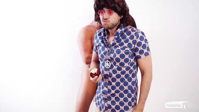 Брюнетка наслаждается эротическим сексом.