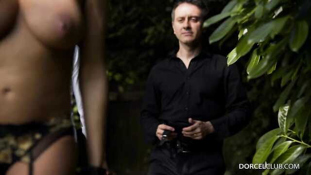 Chłopcy przynieśli soczyste dziwki na chatę i zorganizowali Trójkąt