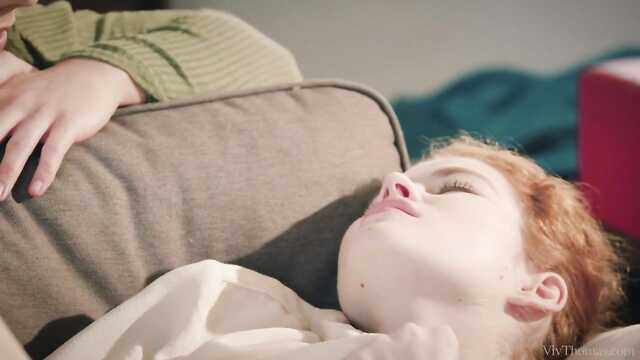 Dziewczyny zastanawiały się nad zorganizowaniem gorącego lesbijskiego gangu, podczas gdy nikogo nie było w domu