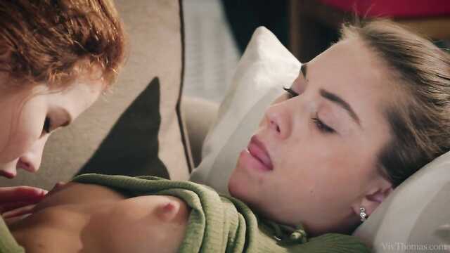 Dziewczyny zastanawiały się nad zorganizowaniem gorącego lesbijskiego gangu, podczas gdy nikogo nie było w domu