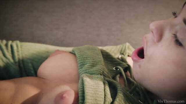 Dziewczyny zastanawiały się nad zorganizowaniem gorącego lesbijskiego gangu, podczas gdy nikogo nie było w domu