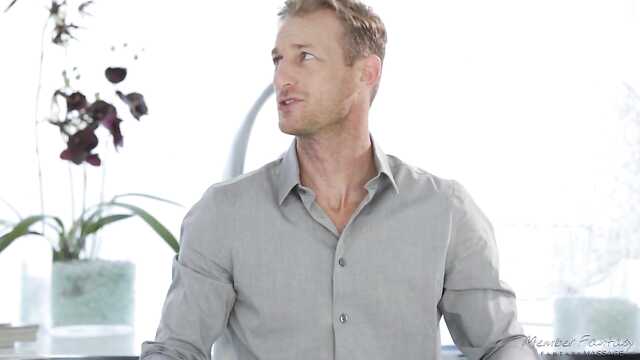 Masseuse tatouée polit la bite avec ses lèvres et se déshabille avec le client dans tout