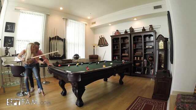 Blondynka przegrała w bilard i została ukarana kutasem