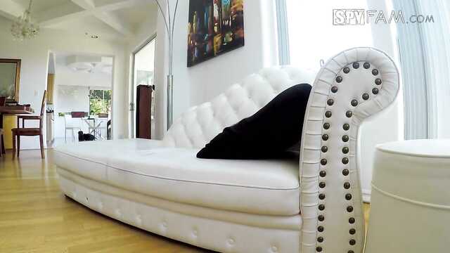 Blondynka przegrała w bilard i została ukarana kutasem